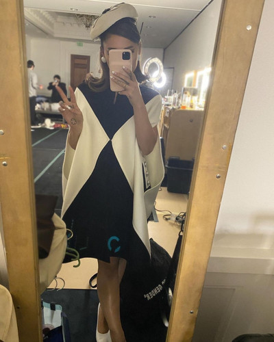 ariana grande 10 28 2020 6.jpg
