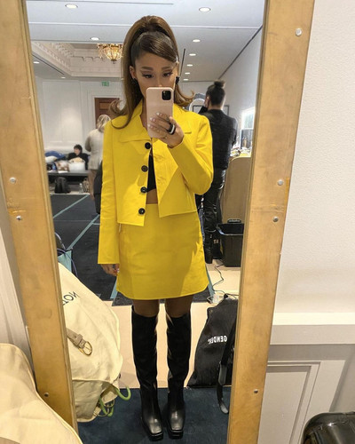 ariana grande 10 28 2020 2.jpg