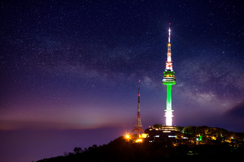 seoul tower with milky way night.jpg