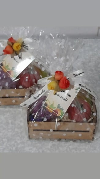 caixote com mini frutas em sabonetes presente.jpg