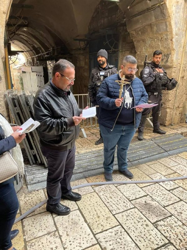 رغم الحديث عن تسهيلات بما يخص الأعياد المسيحية في البلدة القديمة بالقدس ...الاحتلال يغلق بشكل كامل البلدة القديمة وكنيسة القيامة ويمنع المسيحيين من ال...