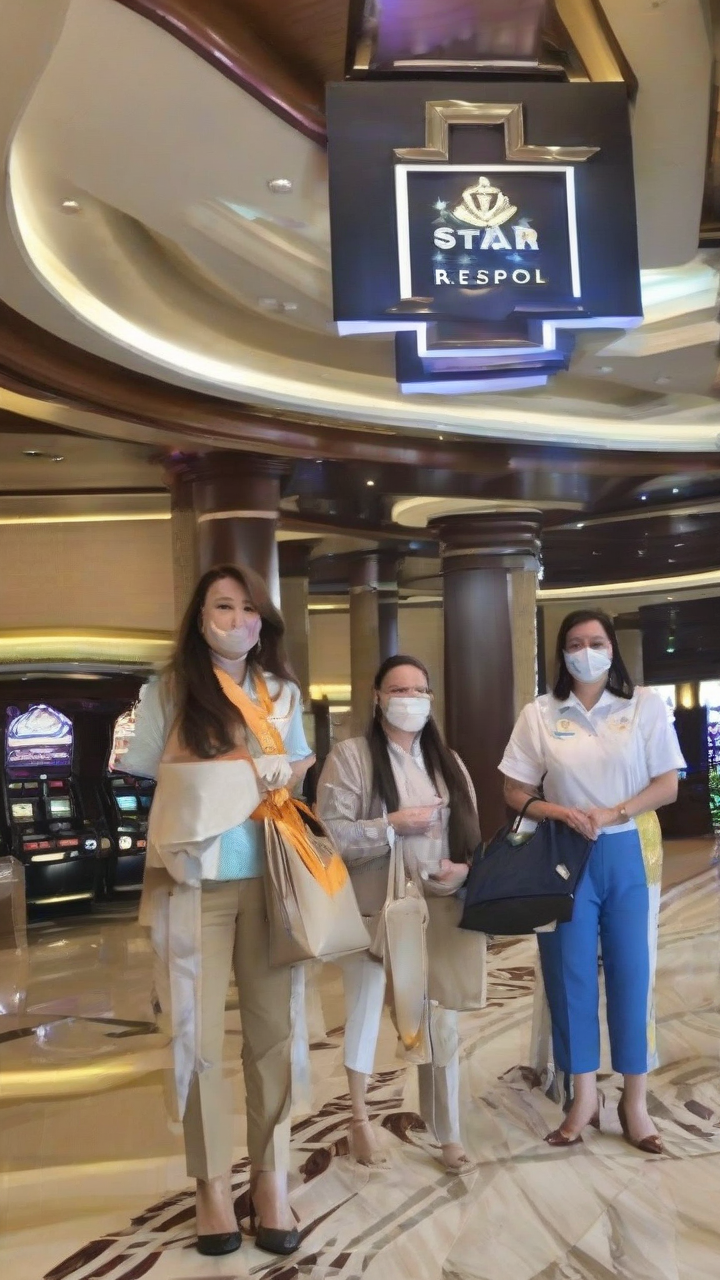 QC mayor takes pride of PDL-made bags showcased at 5-star resort and casino