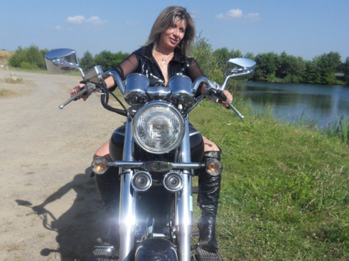 Lisa en tenue de salope sur la moto 06.jpg