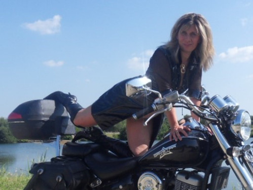 Lisa en tenue de salope sur la moto 02.jpg
