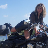 Lisa en tenue de salope sur la moto 02
