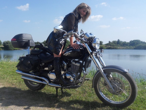 Lisa en tenue de salope sur la moto 01.jpg
