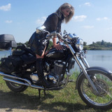 Lisa en tenue de salope sur la moto 01