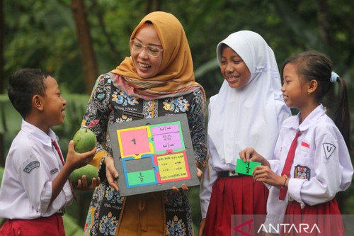 Dok.Tanoto Foundation Ilustrasi guru dan siswa Sekolah Dasar.jpg