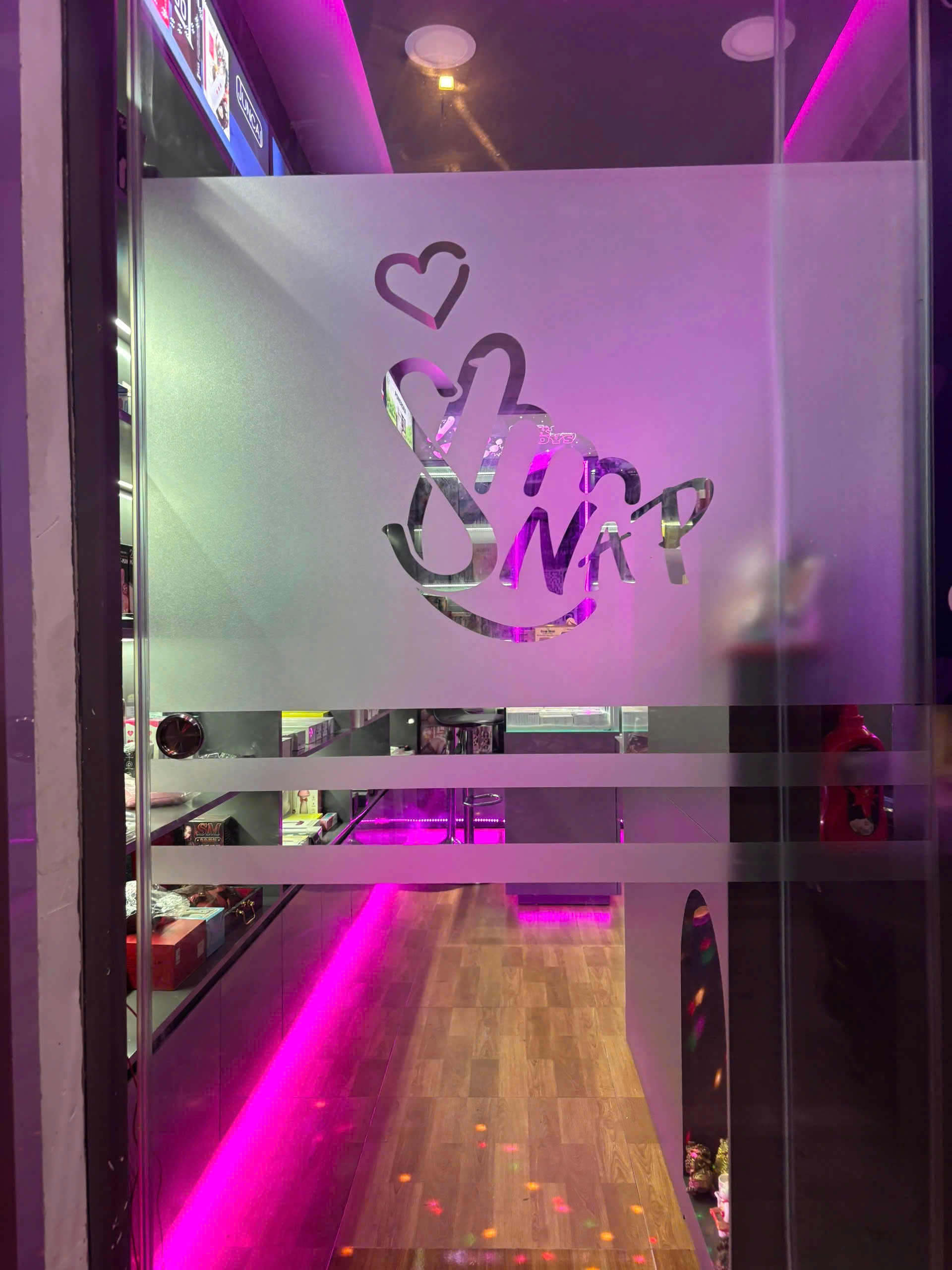 Cửa kính Snapshop với logo thương hiệu