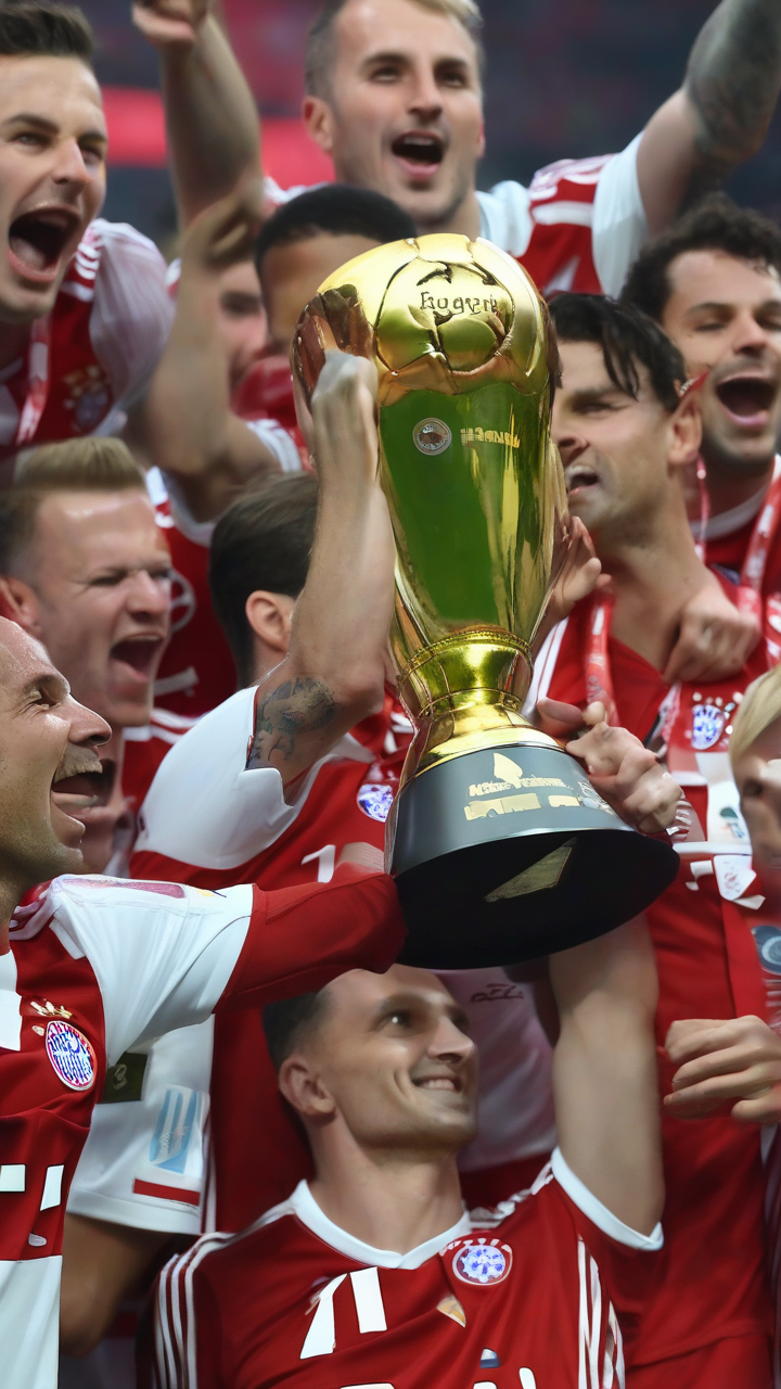 Bayern Munich finally receives Bundesliga trophy and celebrates