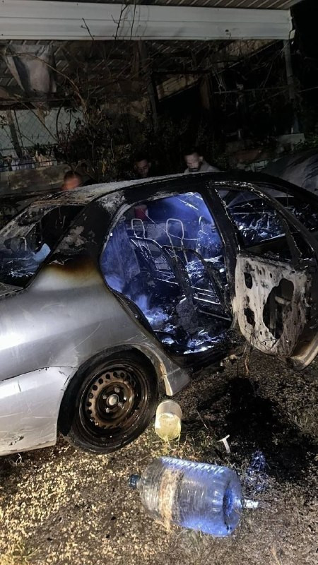 مستوطنون يخطون شعارات معادية ويحرقون مركبة في منطقة صافا ببلدة بيت أمر شمال الخليل...