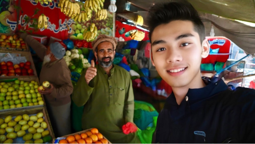 我在巴基斯坦当地的水果店和老板合照