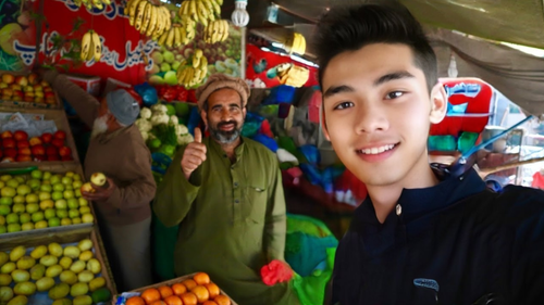 我在巴基斯坦当地的水果店和老板合照