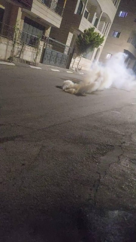 قوات الاحتلال تطلق قنابل الغاز خلال المواجهات المندلعة في بلدة تقوع جنوب شرقي بيت لحم....