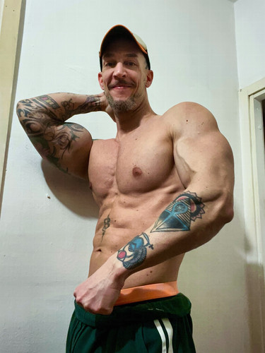 Photo by Vasa Nestorovic on March 07, 2026. May be a selfie of one or more people, beard, biceps, pe.jpg