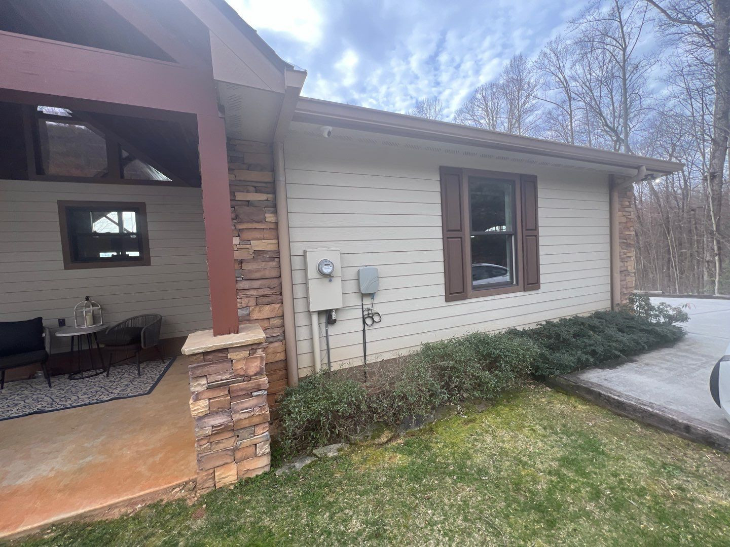 Professional window cleaning on a mountain home in North Georgia