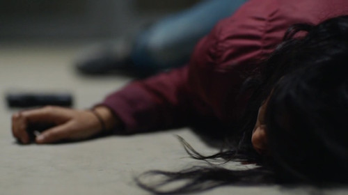 Midnattssol s1e8 Leila Bekhti faint 2.jpg