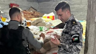 الخليل: ضبط 3.5 طن مواد غذائية وبهارات وأعشاب طبية منتهية الصلاحية

أعلن جهاز الضابطة الجمركية ضبط في إحدى مستودعات الخليل، حوالي 3 أطنان ونصف من مواد...