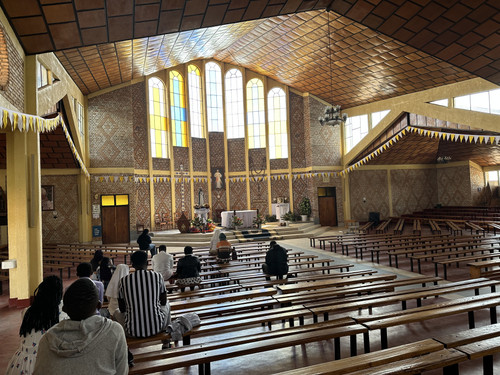 Interiér chrámu v Kibeho