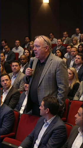 duo5 audience questioner.jpg