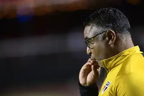 Torcida do São Paulo exprime descontentamento com Roger Machado e Rui Costa em protesto contundente