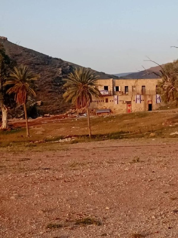 مستوطنون يرفعون أعلام الاحتلال على مساكن الفلسطينيين بعد تهجيرهم من تجمع المالح بالأغوار الشمالية...