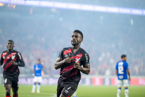 mendoza do athletico paranaense comemora seu gol contra o cruzeiro 214222.jpg