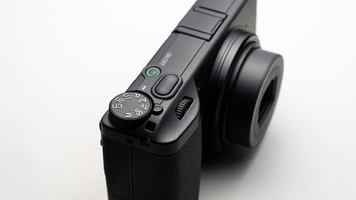 Ricoh GR IV: Máy Ảnh Compact APS-C Đỉnh Cao, Tốc Độ Màn Trập