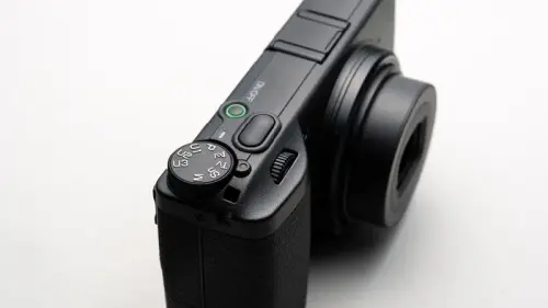Ricoh GR IV: Máy Ảnh Compact APS-C Đỉnh Cao, Tốc Độ Màn Trập 1/16000s! - Hình 1