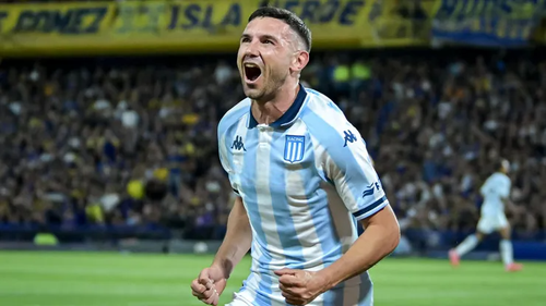 Adrian Martinez comemorando foto Marcelo Endelli Getty Images 740x416 Photoroom.png