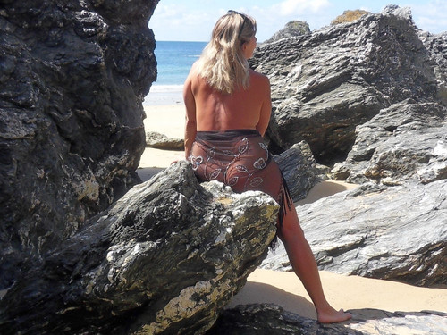233 Lisa en pareo transparent sur la plage 09.jpg