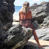 233 Lisa en pareo transparent sur la plage 09