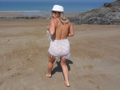 Lisa nue sous son paréo a la plage 09.jpg