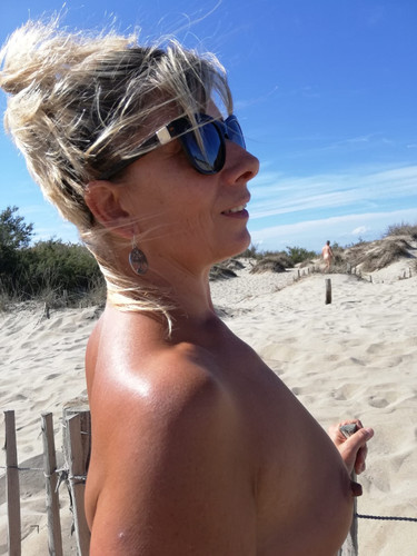 Lisa sur la plage du Cap d'Agde 01.jpg