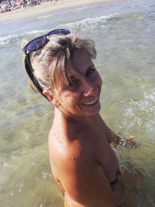 Lisa sur la plage du Cap d'Agde 09.jpg