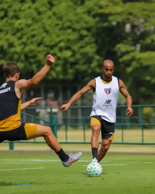 Lucas Moura se aproxima do retorno aos gramados e anima torcida do São Paulo
