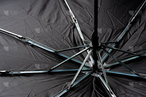 1759 01 黑伞人.jpg