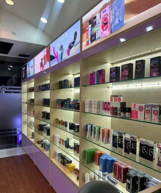 Bên trong Snapshop - kệ hàng bao cao su và sextoys chính hãng