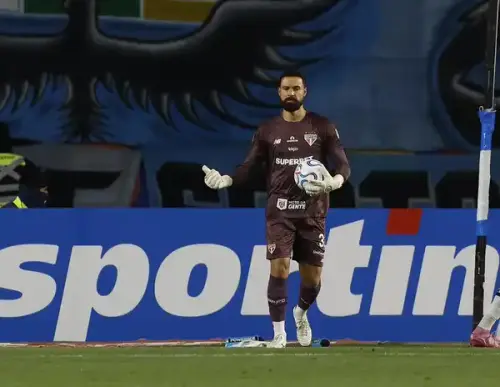 TÁ VOANDO! Carlos Coronel surpreende em partida pelo São Paulo