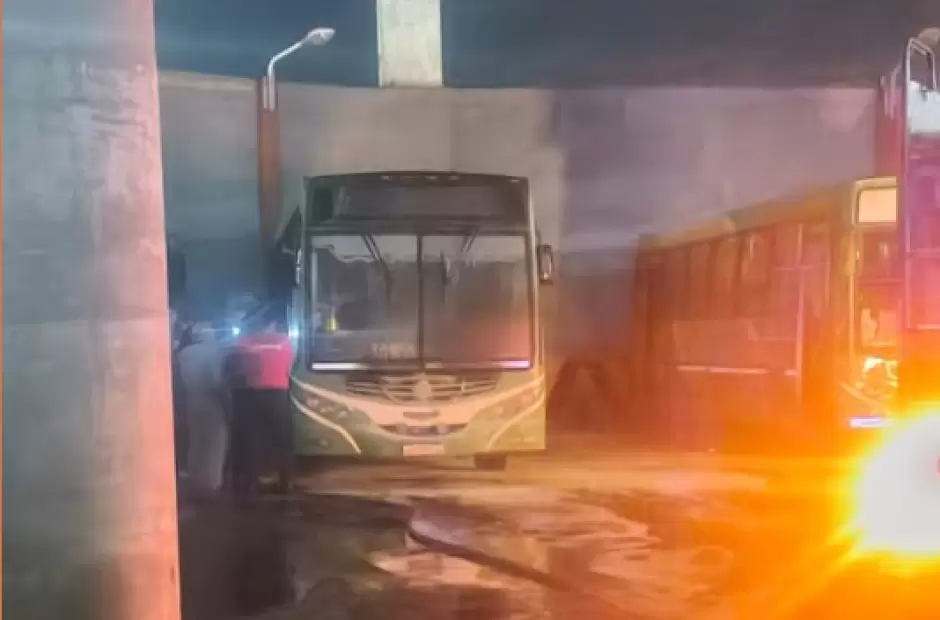 Se incendió un colectivo en la Capital: hubo daños parciales