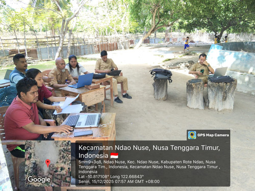 foto penyusunan administrasi kelas.jpg