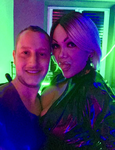 Freier Benjamin fiegl , in lila Latex gekleidet mit hure ts Merci, ebenfalls in engem Latex gekleide.jpg