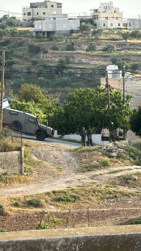 قوات الاحتلال تطلق قنابل الغاز خلال اقتحام قرية الطبقة بمدينة دورا جنوب الخليل....
