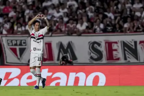 HERÓI DO HAT-TRICK! Atacante celebra grande partida e revela trajetória como torcedor do clube