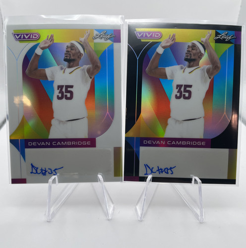 2022 23 Leaf Vivid Devan Cambridge White Prizm Auto 25 + Black 20 (1).1