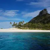 Nava de croazieră prinsă pe reciful unei insule din Fiji