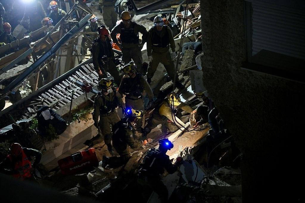 أعمال بحث متواصلة عن مفقودين تحت الأنقاض بموقع سقوط الصاروخ الإيراني في حيفا....