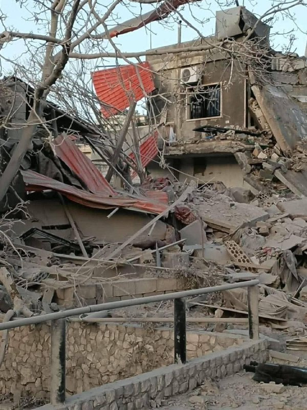 شاهد | آثار الدمار التي طالت المنزل المستهدف في بلدة سحمر في البقاع الغربي، شرق لبنان....