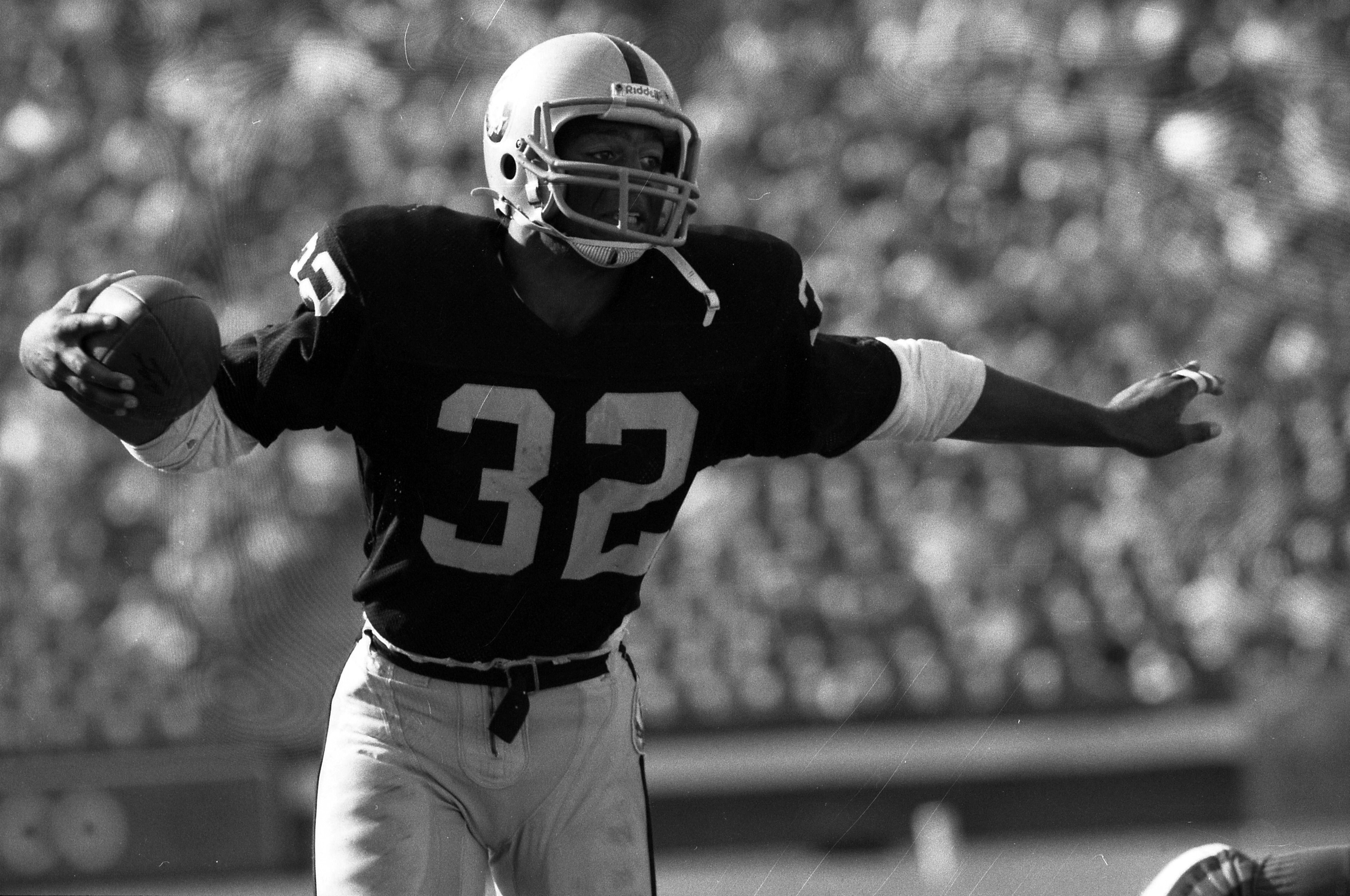Marcus Allen con uniforme de los Raiders en acción