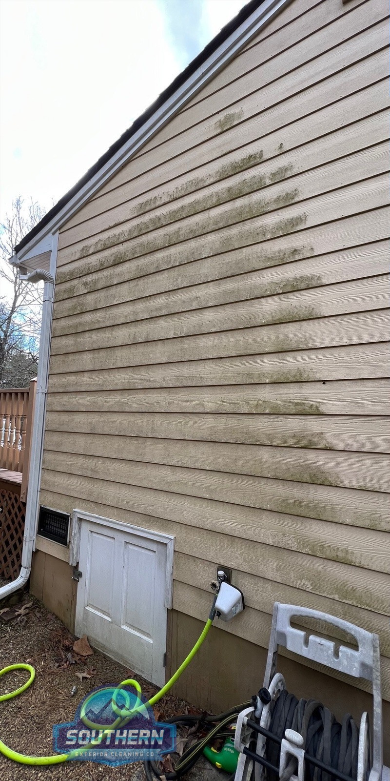 House siding with algae streaks before house washing in Anderson South Carolina